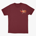 Camiseta com estampa frontal de letras estilizadas com efeito de estrela e estampa traseira de rosto detalhado em estilo ilustração com adornos.
