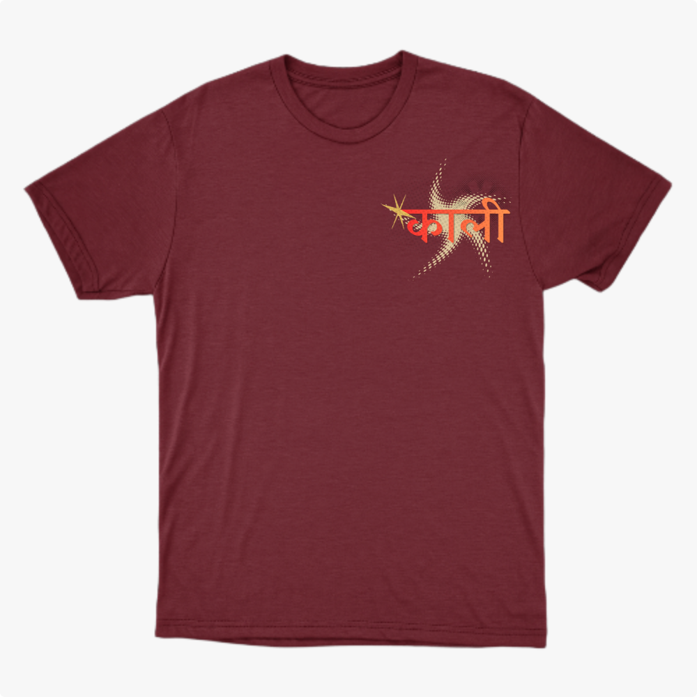 Camiseta com estampa frontal de letras estilizadas com efeito de estrela e estampa traseira de rosto detalhado em estilo ilustração com adornos.