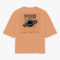 Camiseta com estampa frontal de um planeta com os dizeres "Void Infinity" e estampa traseira do mesmo planeta sobre fundo de linhas com repetição do texto.