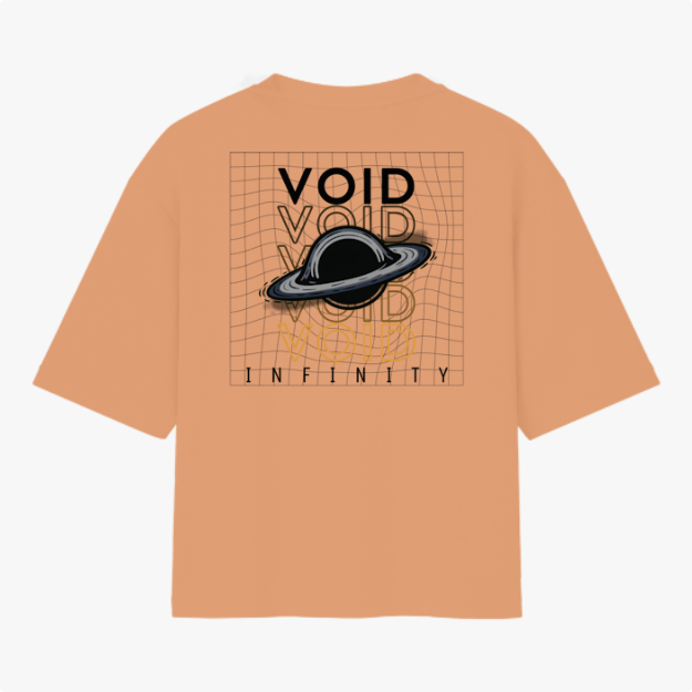 Camiseta com estampa frontal de um planeta com os dizeres "Void Infinity" e estampa traseira do mesmo planeta sobre fundo de linhas com repetição do texto.