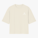 Camiseta com estampa frontal de logotipo discreto com texto pequeno e símbolo estilizado, e estampa traseira de pinguim surfando em onda com texto vibrante.
