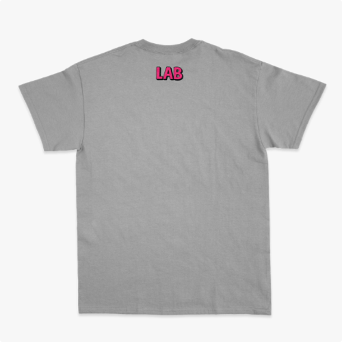 Camiseta com estampa frontal de cruz contendo a frase "Lugar abençoado" e símbolo decorativo, e estampa traseira de texto "LAB" em destaque.