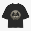 Camiseta com estampa frontal de um busto clássico em relevo de um filósofo romano, rodeado por uma inscrição em latim dentro de uma moldura circular detalhada.