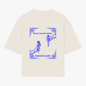 Camiseta com estampa frontal de texto em um formato oval e estampa traseira de duas mãos, uma segurando uma rosa e outra um punhal, com textos envoltos de arabescos.