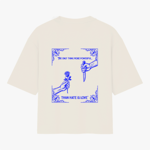 Camiseta com estampa frontal de texto em um formato oval e estampa traseira de duas mãos, uma segurando uma rosa e outra um punhal, com textos envoltos de arabescos.