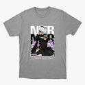 Camiseta com estampa frontal de personagem com cabelo prateado, vestindo traje estilizado, entre flores roxas, acompanhada de letras grandes e código de barras.