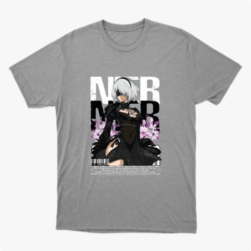 Camiseta com estampa frontal de personagem com cabelo prateado, vestindo traje estilizado, entre flores roxas, acompanhada de letras grandes e código de barras.