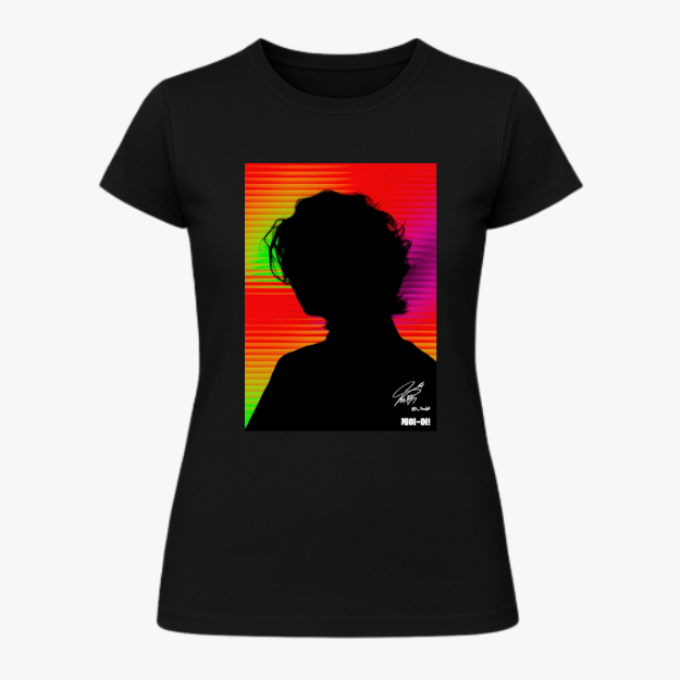 Camiseta com estampa frontal de silhueta de pessoa sobre fundo com gradiente de linhas coloridas e assinatura artística discreta na base.