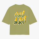Camiseta com estampa traseira de letras grandes e estilizadas, formando a expressão "OKE AAO" com detalhes em efeito tridimensional destacando a mensagem.
