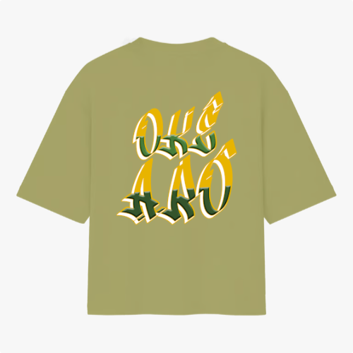 Camiseta com estampa traseira de letras grandes e estilizadas, formando a expressão "OKE AAO" com detalhes em efeito tridimensional destacando a mensagem.