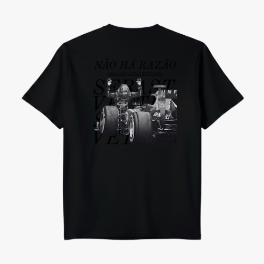 Camiseta com estampa frontal de pequeno logotipo discreto e estampa traseira de fotografia em preto e branco de carro de corrida com texto sobreposto.