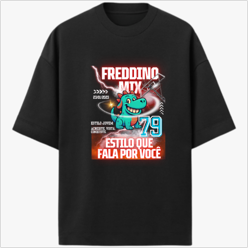 Camiseta com estampa frontal de um dinossauro verde sorridente, acompanhado por textos variados, setas, número "79" e elementos gráficos dinâmicos.