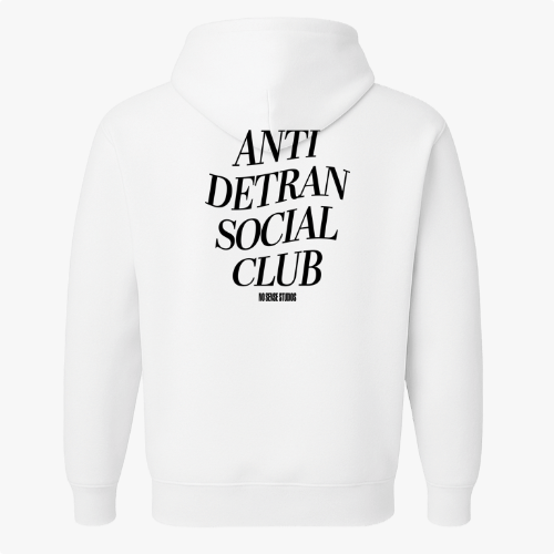 Moletom com estampa frontal de texto pequeno "ANTI DETRAN SOCIAL CLUB" alinhado à direita e estampa traseira de texto maior centralizado com a mesma frase.