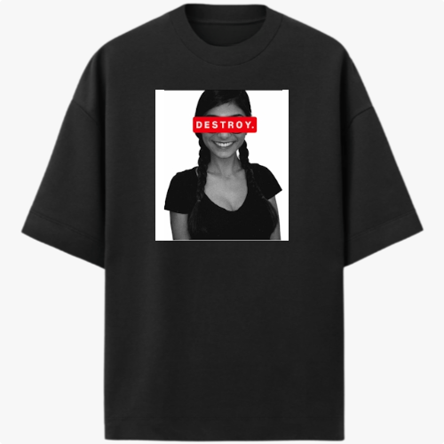 Camiseta com estampa frontal de fotografia em preto e branco de uma mulher sorrindo, coberta por uma faixa vermelha com a palavra "DESTROY." escrita em branco.