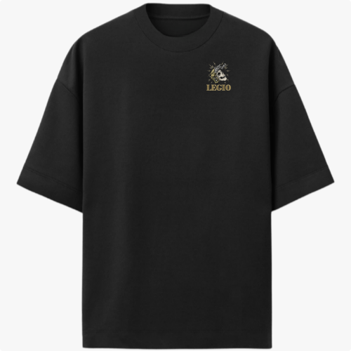 Camiseta com estampa frontal de brasão decorativo ao lado da palavra "LEGIO" e estampa traseira de soldado armado acompanhado de frase inspiradora acima e abaixo.