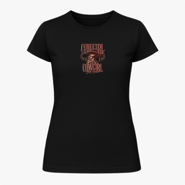 Camiseta com estampa frontal de caveira com chapéu de cowboy e chifres, acompanhada da palavra "Cowgirl" duas vezes e inscrição "Keep Messin".