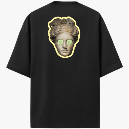 Camiseta com estampa frontal de "Blem Company" estilizado em tipografia mista e estampa traseira de uma cabeça clássica com rodelas de pepino nos olhos.