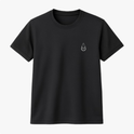 Camiseta com estampa frontal de pequeno logotipo minimalista na área do peito, representando uma gota com contornos intrincados formando um padrão elegante.