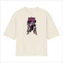 Camiseta com estampa frontal de figura humana envolta em chamas, com sombreamento marcante, acompanhada pela palavra "Arise" em estilo ousado.