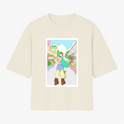 Camiseta com estampa frontal de personagem estilo anime em cenário urbano, com cabelos longos e verdes, usando chapéu e botas, cercada por prédios.