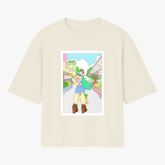 Camiseta com estampa frontal de personagem estilo anime em cenário urbano, com cabelos longos e verdes, usando chapéu e botas, cercada por prédios.