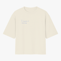 Camiseta com estampa frontal de texto em letras simples "Il raccolto è inevitabile." e estampa traseira de vaso azul com três flores amarelas e caule verde.