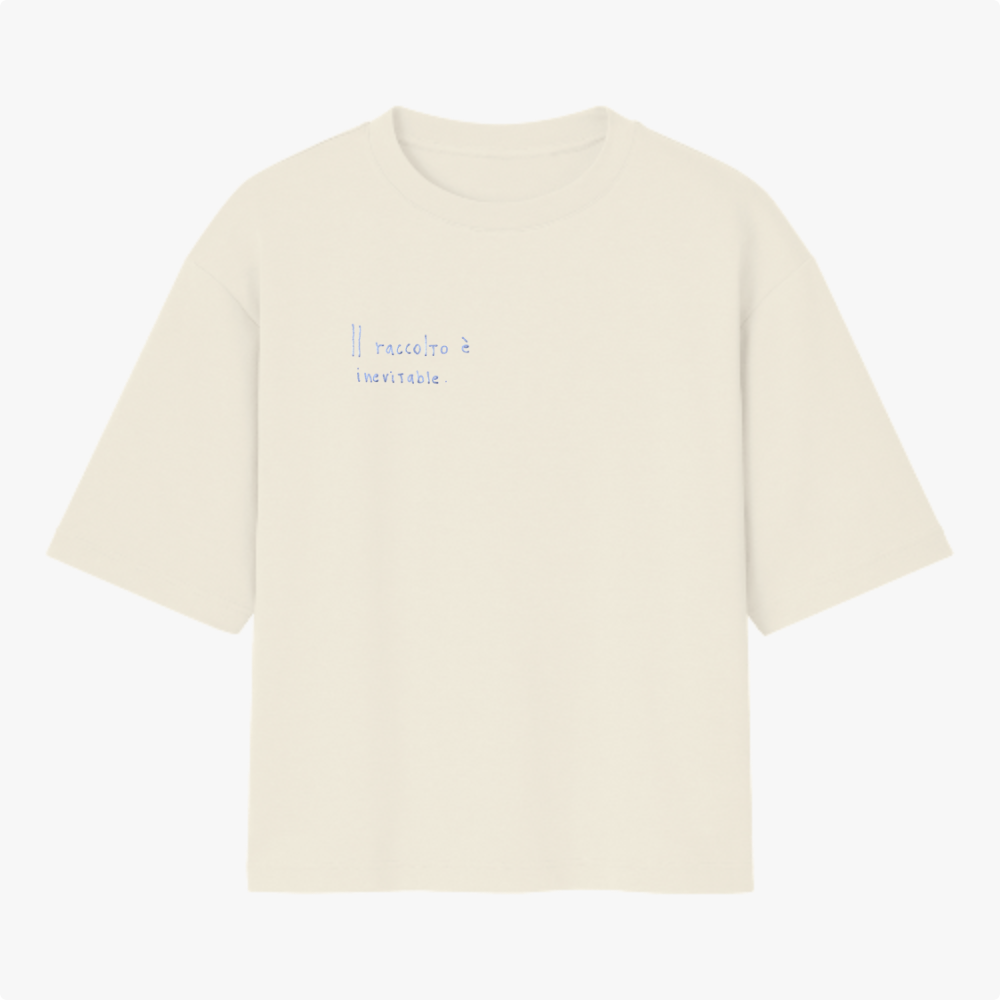 Camiseta com estampa frontal de texto em letras simples "Il raccolto è inevitabile." e estampa traseira de vaso azul com três flores amarelas e caule verde.
