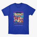 Camiseta com estampa frontal de ilustração em estilo anime, apresentando personagem com pose dinâmica, letras coloridas acima e inscrições japonesas abaixo.