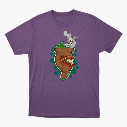 Camiseta com estampa frontal de um chimarrão estilizado com erva-mate, cuia e fumaça, rodeado por um fundo de formas orgânicas em contraste.