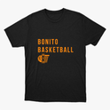 Camiseta com estampa frontal de texto "Bonito Basketball" acima de um desenho estilizado de uma bola de basquete com cesta ao lado.