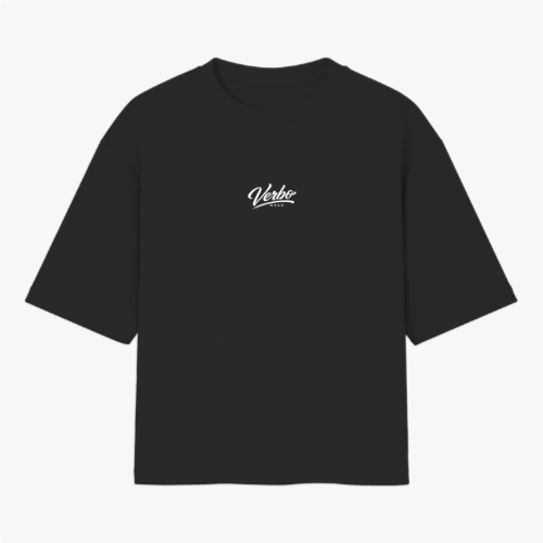 Camiseta com estampa frontal de lettering minimalista com a palavra "Verbo" e estampa traseira de globo terrestre, azimute, "IDE" e referência bíblica "Marcos 16:14".