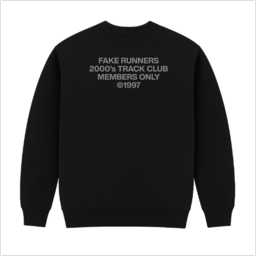 Moletom com estampa frontal de "FAKE RUNNERS ©1997 NINES PROJECT" e estampa traseira de "FAKE RUNNERS 2000’s TRACK CLUB MEMBERS ONLY ©1997".