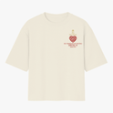 Camiseta com estampa frontal de inscrição e coração entrelaçado e estampa traseira de mão com linha vermelha e caracteres em estilo minimalista.