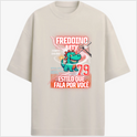 Camiseta com estampa frontal de um dinossauro verde sorridente, acompanhado por textos variados, setas, número "79" e elementos gráficos dinâmicos.