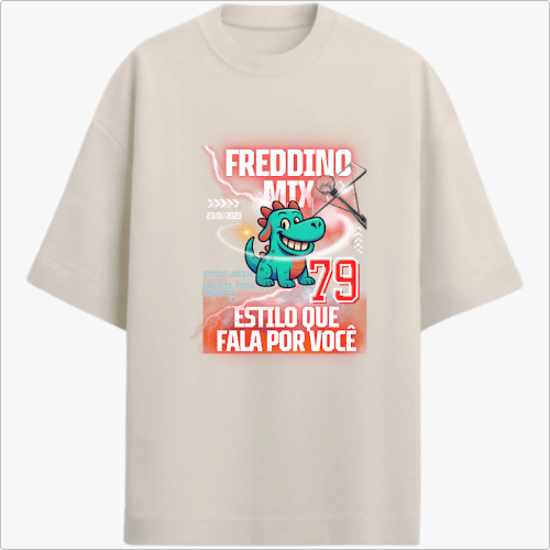 Camiseta com estampa frontal de um dinossauro verde sorridente, acompanhado por textos variados, setas, número "79" e elementos gráficos dinâmicos.