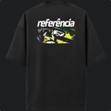Camiseta com estampa frontal de elementos abstratos estilizados e fragmentos de rosto e estampa traseira de piloto de corrida com capacete e assinatura.