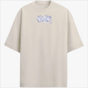 Camiseta com estampa frontal de texto estilizado "super star" rodeado por estrelas diversas, proporcionando um visual energético e moderno.