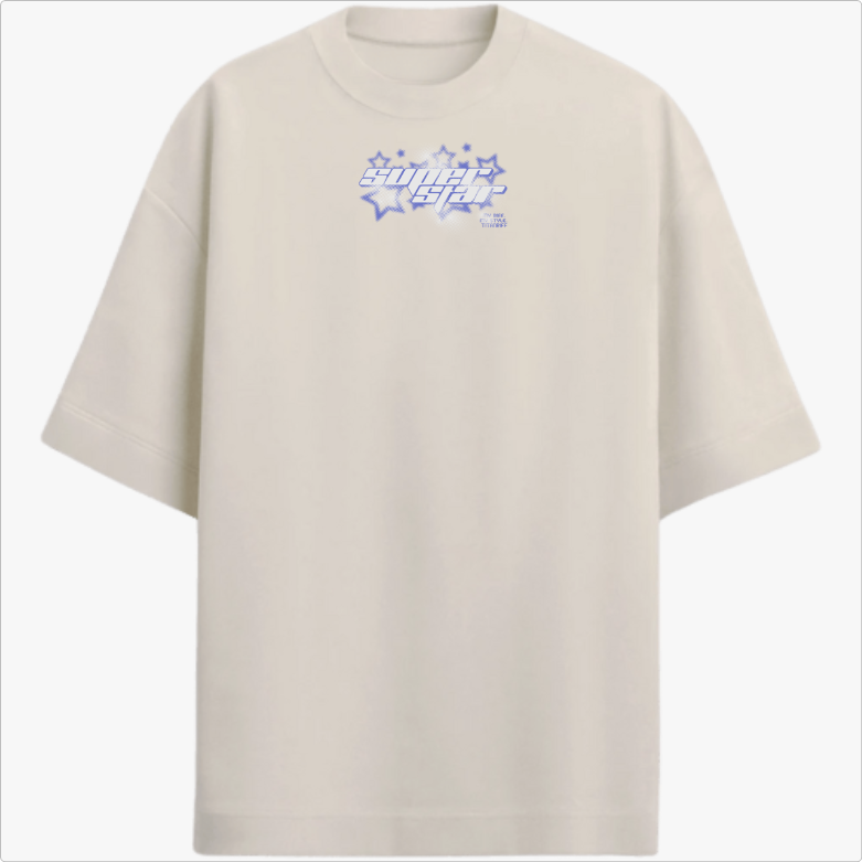 Camiseta com estampa frontal de texto estilizado "super star" rodeado por estrelas diversas, proporcionando um visual energético e moderno.