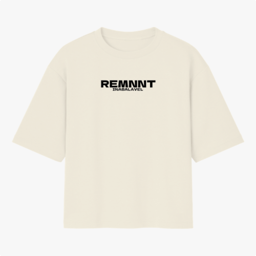 Camiseta com estampa frontal de texto estilizado "REMNNT" em letras maiúsculas e "IMBATÍVEL" em tamanho menor, alinhados centralmente.