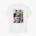 Camiseta com estampa frontal de marcas de batom vermelho e assinatura artística e estampa traseira de colagem com retrato feminino, flores e cores vibrantes.