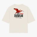 Camiseta com estampa frontal de pássaro em voo com texto curvo e estampa traseira de pássaro em voo acima de frases em destaque, incluindo "GUARA VERMELHO".