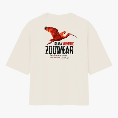 Camiseta com estampa frontal de pássaro em voo com texto curvo e estampa traseira de pássaro em voo acima de frases em destaque, incluindo "GUARA VERMELHO".