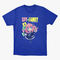 Camiseta com estampa frontal de personagem animado de cabelo rosa, cercado por blocos com letras coloridas, sobre o texto "SPY x FAMILY".