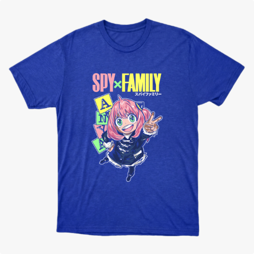 Camiseta com estampa frontal de personagem animado de cabelo rosa, cercado por blocos com letras coloridas, sobre o texto "SPY x FAMILY".