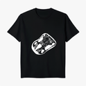 Camiseta com estampa frontal de um kart estilizado, mostrando detalhes intrincados do veículo em traços finos, com elementos que sugerem movimento.