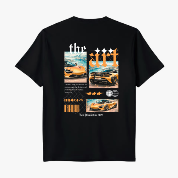 Camiseta com estampa traseira de colagem automotiva, incluindo dois carros esportivos, texto estilizado "the art", códigos de barras e ícones gráficos.