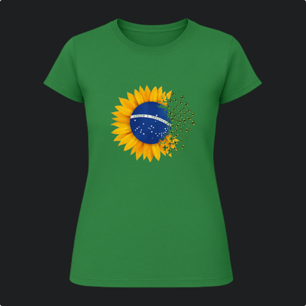 Camiseta com estampa frontal de girassol envolvendo parte de um globo com bandeira detalhada por estrelas e lema, desintegrando-se em fragmentos verdes.