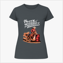 Camiseta com estampa frontal de cavaleira montando cavalo em competição de rodeio ao lado de dois barris, acompanhada do texto "Queen of the Barrels".