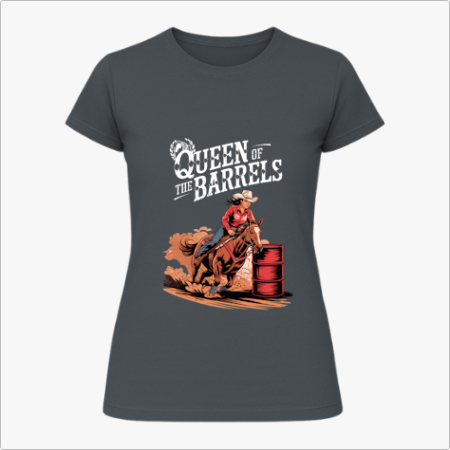 Camiseta com estampa frontal de cavaleira montando cavalo em competição de rodeio ao lado de dois barris, acompanhada do texto "Queen of the Barrels".