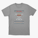 Camiseta com estampa frontal de caveira estilizada com chapéu, ossos cruzados, flocos de neve, pequenos crânios e a frase "Feliz Natal" acima.
